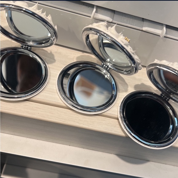 Cosmetic makeup mirror | Makeup items - Picture 3 of 3